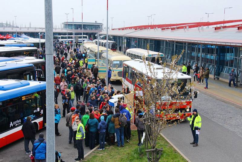 Autobusový den Pražské integrované dopravy 2019 v Letňanech.