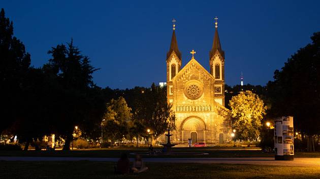 Nasvícené památky. Kostel svatého Cyrila a Metoděje v Karlíně.