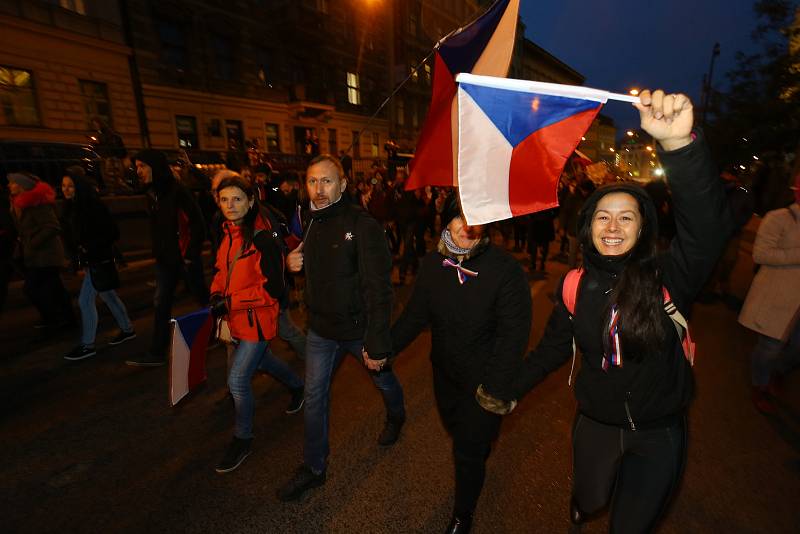 Demonstrace na Václavském náměstí v Praze v úterý 17. listopadu 2020. Po jejím skončení se průvod vydal na Národní třídu.