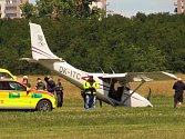 Nehoda malého letadla při přistání v Letňanech.