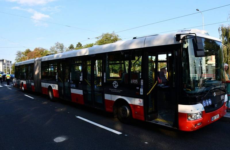 Při nehodě autobusu ve Střešovicích se lehce zranilo 11 lidí.