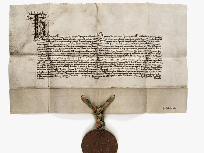 Univerzita Karlova v Praze představila vzácné listiny z roku 1347 před jejím vznikem.