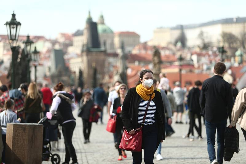 Centrum Prahy v neděli 11. dubna 2021. Lidé často neměli zakryté dýchací cesty respirátorem či alespoň chirurgickou rouškou.