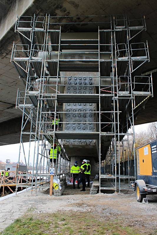 Opravy Barrandovského mostu v roce 2020.