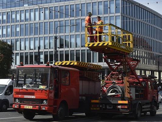 V Praze na Karlově náměstí nákladní vůz strhl trolej a nejezdí kvůli tomu tramvaje. Pracovníci dopravního podniku se snaží strženou trolej opravit.