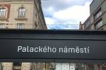 Před budovou ministerstva zdravotnictví na Palackého náměstí v Praze vzniklo kvůli sebevraždě neznámého muže pietní místo.