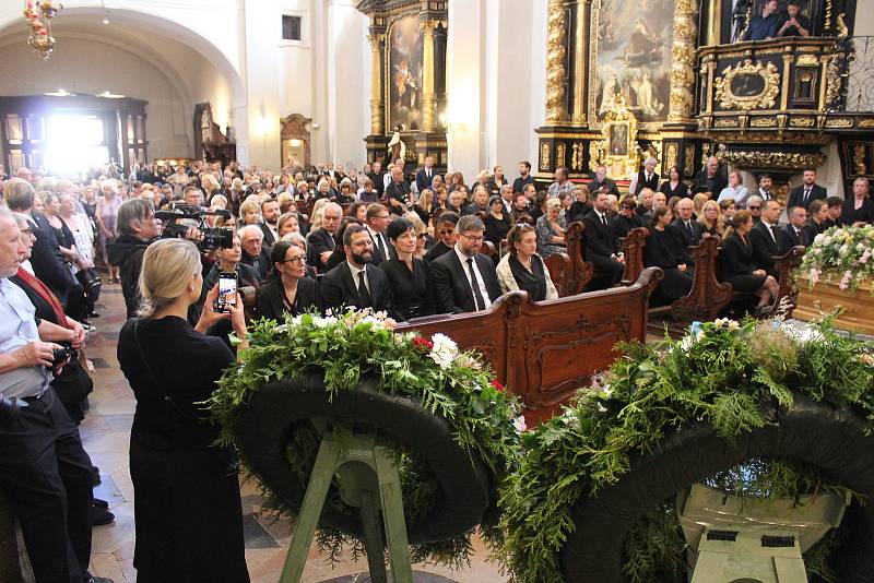 Poslední rozloučení se sběratelkou umění Medou Mládkovou, která zemřela 3. května ve věku 102 let.