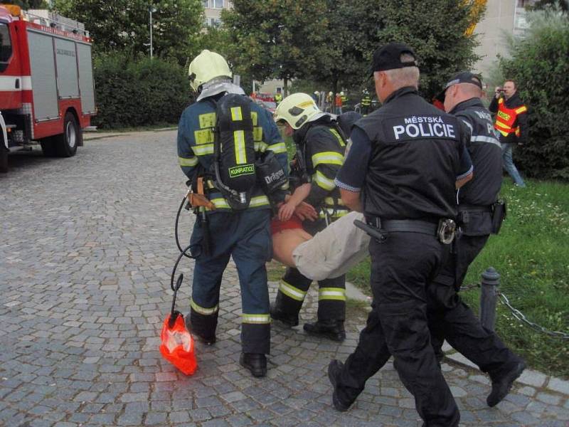 Třicítka dobrovolných hasičů nejen ze stanice na Chodově v Praze 11 v neděli bojovala s požárem Chodovské tvrze. I když uměle zadýmenou střechu tvrze mohutně kropili, výjezd hasičů bylo taktické cvičení, neboli  utajená prověrka jejich připravenosti.