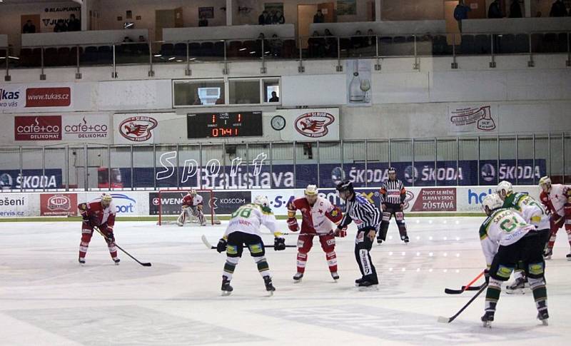 Druhé kolo playout v hokejové extralize:  HC Slavia Praha - HC Energie Karlovy Vary 2:4 (2:1, 0:1, 0:2).