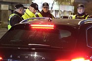 Z policejní kontroly řidičů a motorových vozidel na magistrále v ulici 5. května v Praze v noci na pátek 29. března 2024.