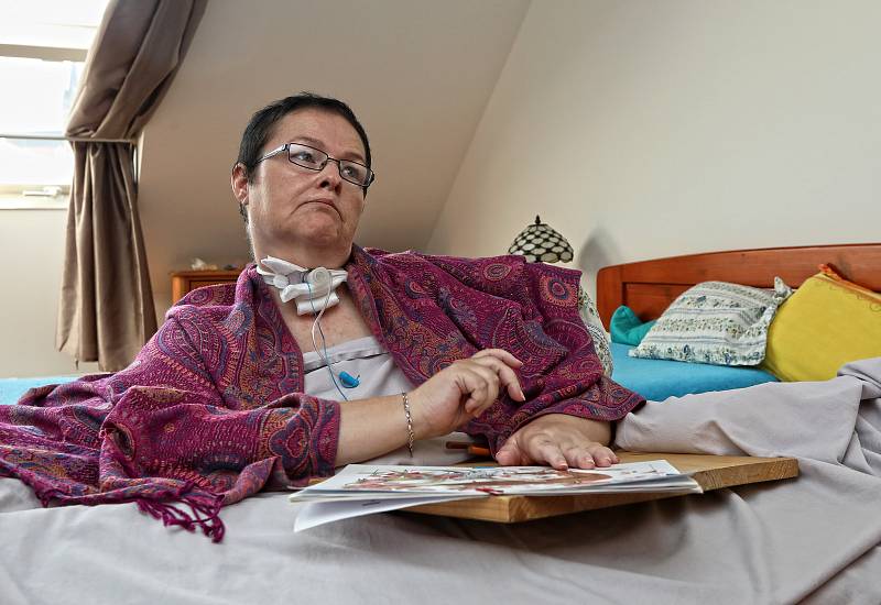 Těžce nemocná Tereza Vostrá na elektrickém vozíku neprojede po rozkopané ulici.