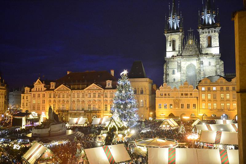 V sobotu 30. listopadu 2019 byl v Praze na Staroměstském náměstí rozsvícen vánoční strom.