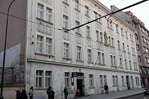Jeden z bytových domů v ulici Na Slupi v Praze 2.