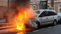 Požár osobního vozu. Mezi bytovými domy v Italské ulici na Vinohradech shořelo osobní auto.
