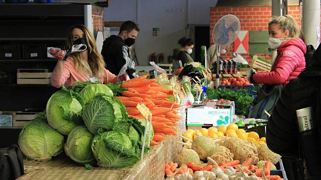 V pondělí 12. dubna 2021 se do Haly 22 Pražské tržnice v Holešovicích opět vrátil běžný život – tedy více než padesátka prodejců ovoce, zeleniny a dalších lokálních potravin od malých zemědělců, výrobců a pěstitelů.