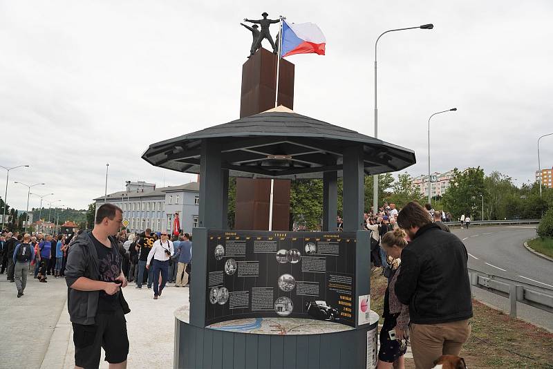 Rekonstrukce útoku na zastupujícího říšského protektora Reinharda Heydricha a pietní shromáždění k 80. výročí atentátu za účasti britské ministryně zahraničí Liz Trussové a slovenského ministra obrany Jaroslava Nadě.