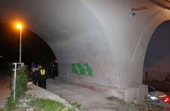 Policie zadržela dva cizince, kteří posprejovali Negrelliho viadukt.