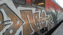 Vlak počmáraný vandaly.