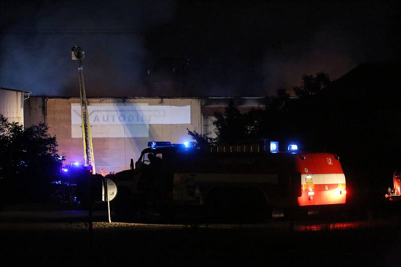 Požár průmyslové haly s autodíly v Zápech.