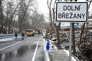 Most a navazující silnice v Břežanském údolí, na spojnici Dolních Břežan a pražské Zbraslavi, budou po opravě zprovozněny 6. prosince. Neočekávaně byla silnice II/101 uzavřena kvůli havarijnímu stavu mostu letos v březnu.