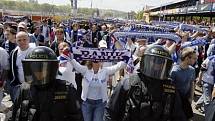 Policisté doprovázejí obávané fanoušky Baníku Ostrava na utkání s pražskou Spartou. 