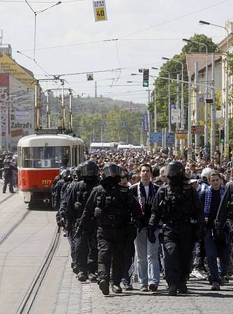 Policisté doprovázejí obávané fanoušky Baníku Ostrava na utkání s pražskou Spartou. 