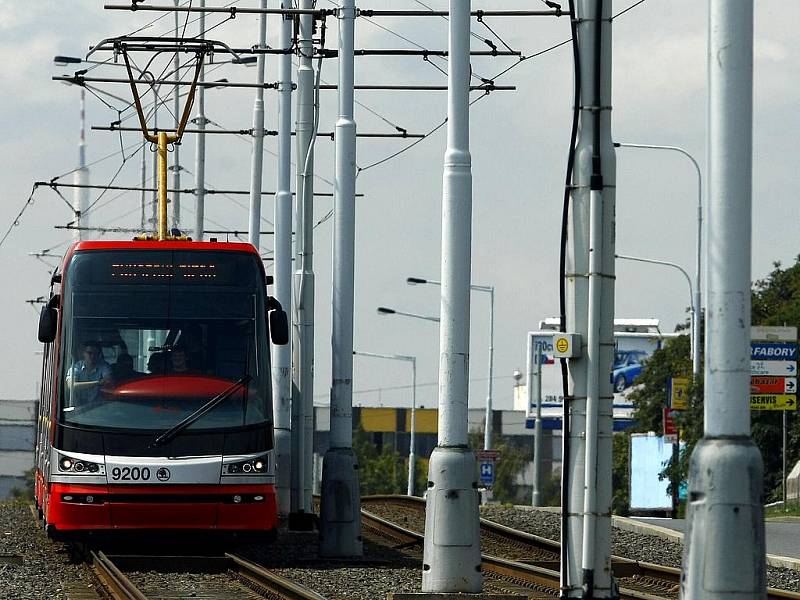 ZKUŠEBNÍ JÍZDA. Cestující by měla nová tramvaj svézt až na konci roku.