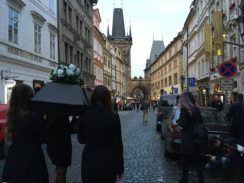 Smuteční průvod s rakví prošel od Malostranského ke Staroměstskému náměstí.