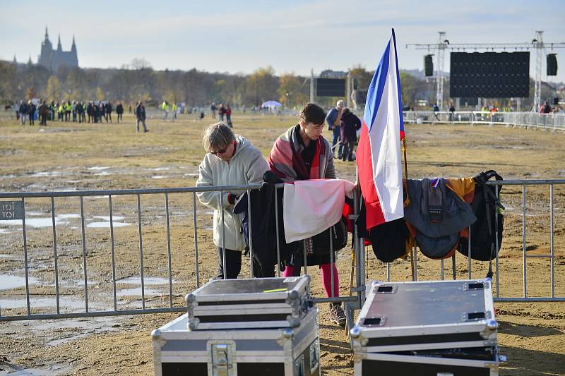 Lidé se na Letné 16. listopadu 2019 scházeli dlouho před oficiálním začátkem demonstrace.