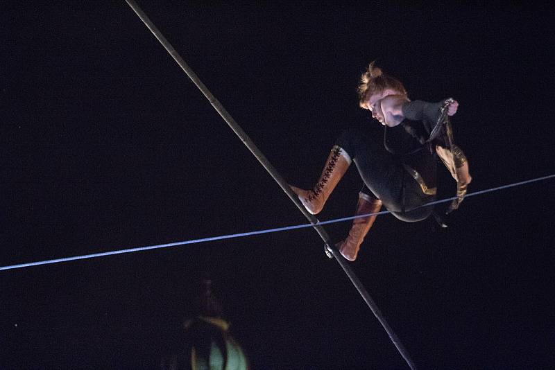 Festival adrenalinově zahájila provazochodkyně Johanne Humblet, která na Open Air scéně vysoko nad hlavami diváků zdolává jeden risk za druhým. Za své vystoupení sklidila bouřlivý potlesk, diváků sedících na zemi v trávě arény pod širým nebem. Vystoupení 