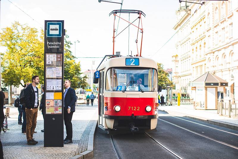 Praha testuje na Palackého náměstí nový zastávkový označník.