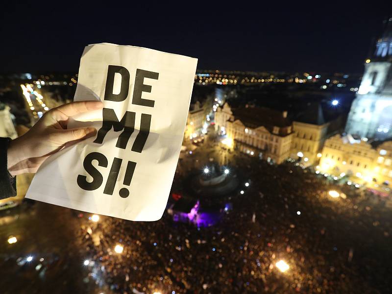 Demonstranti zaplnili pražské Staroměstské náměstí a žádají demisi vlády Andreje Babiše (ANO).