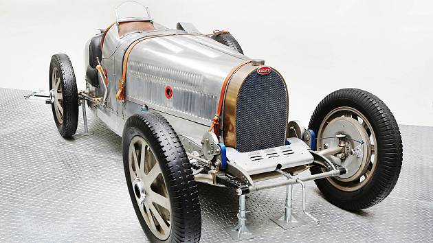 Decine di auto storiche Bugatti sono arrivate a Praga per accogliere il suo più antico antenato