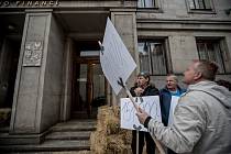 Moravští zemědělci v čele s Bohumírem Radou protestovali a neúspěšně se pokoušeli o blokádu budovy Ministerstva financí 25. dubna v Praze. Zemědělci si stěžují na nezaplacené dluhy Andreje Babiše.