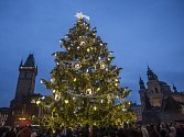 Na Staroměstském náměstí v Praze se 28. listopadu pod zvýšeným dohledem policie rozsvítil vánoční strom a začaly vánoční trhy.