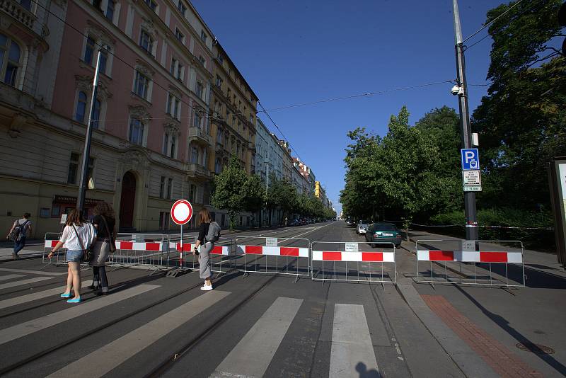 Druhý den byly kvůli nebezpečí pádu stromů uzavřeny Sady Svatopluka Čecha a také část Vinohradské ulice.