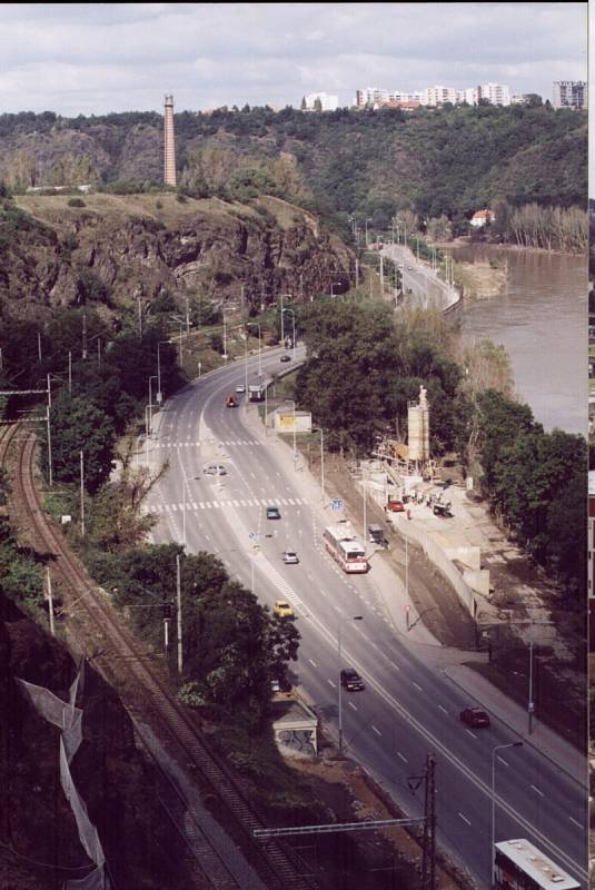 Povodně z roku 2002 v Praze. Na fotce je silnice do Roztok, než se Vltava vylila z břehů.