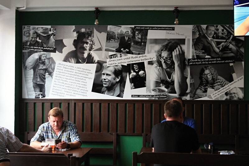 Legendární restaurace Oáza se proměnila na Nádražní Tankovnu Smíchov. Staré časy připomínají alespoň fotografie na zdi v jednom ze salónků.