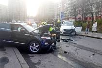 Srážka čtyř aut v Petržílkově ulici se obešla bez zranění.