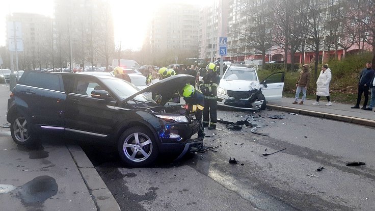Srážka čtyř aut v Petržílkově ulici se obešla bez zranění.