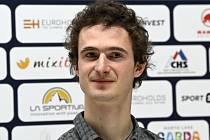 Lezec Adam Ondra vystoupil 21. dubna 2022 v Praze na tiskové konferenci před Evropským pohárem v boulderu 2022.