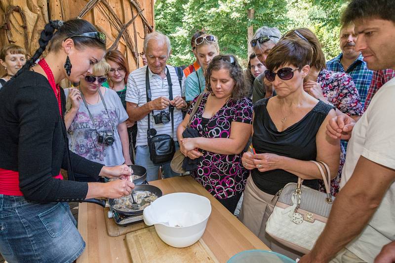 Zájem o netradiční hmyzí pochoutky je vždy v Zoo Praha velký. Návštěvníci mohou sledovat i přípravu neobvyklých receptů. 