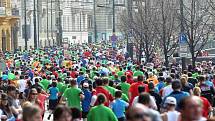 Na 9500 běžců se zúčastnilo 2. dubna v centru Prahy půlmaratonu. 