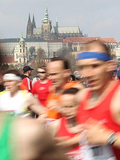 Na 9500 běžců se zúčastnilo 2. dubna v centru Prahy půlmaratonu. 