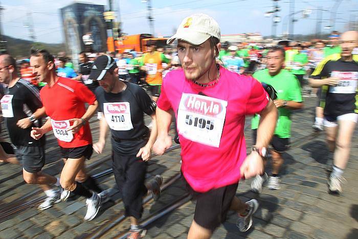 Na 9500 běžců se zúčastnilo 2. dubna v centru Prahy půlmaratonu. 