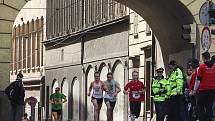 Na 9500 běžců se zúčastnilo 2. dubna v centru Prahy půlmaratonu. 