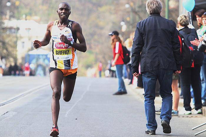 Na 9500 běžců se zúčastnilo 2. dubna v centru Prahy půlmaratonu. 