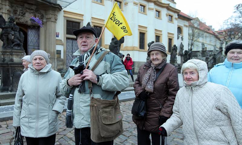 Vánoční projížďka Prahou pro seniory, kterou uspořádalo občanské sdružení Život 90