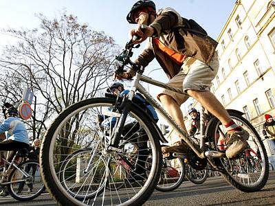 PRAHOU NA KOLE. Zlepšení podmínek cyklistů v metropoli, to je program tradičních čtvrtečních cyklojízd.
