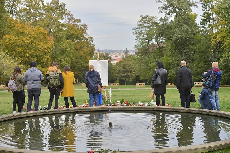 Při pátečním rozloučení s Karlem Gottem bylo zřízeno kvůli obrovskému zájmu o žofínský palác ještě jedno pietní místo na Smíchově.